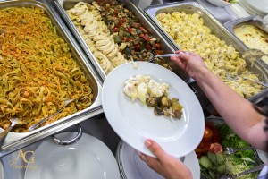 Zeleni rezanci u umaku od gambera, pileća rolada , povrće sa žara_topla predjela_glavna jela_buffet stol_privatno događanje