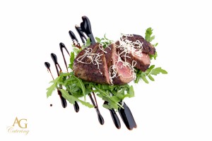 biftek na podlozi od rikule s reduciranim Aceto balsamico_glavno jelo_klasično posluživanje_gala večera_catering svadbena ponuda