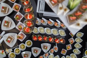 catering buffet stol s dizajniranim zalogajima